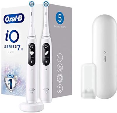 Oral-B iO 7 - oplaadbare elektrische tandenborstel powered by 2 witte handvatten met magnetische technologie, zwart-witdisplay, 2 opzetborstels, 1 reisetui | Prijzen vergelijken | Kieskeurig.nl